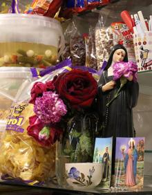 Imagen secundaria 2 - Vista del interior del mercado, una pescadería y un pequeño altar a Santa Rita.