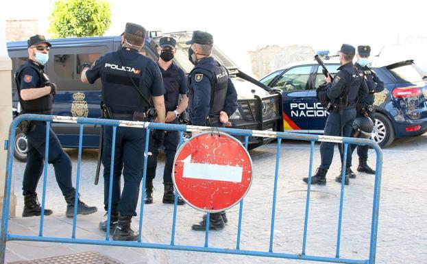Imagen principal - Control en la calle Flor, unidad aérea e intervención en la calle Gallo.
