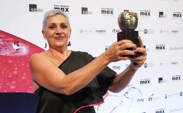 Imagen principal - Nati Villar con el premio y los alumnos celebrándolo en la distancia.