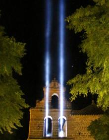 Imagen secundaria 2 - Voluntarios de la Noche del Patrimonio y dos perspectivas de San Lorenzo, que acogió el espectáculo de Luis Miguel Cobo.