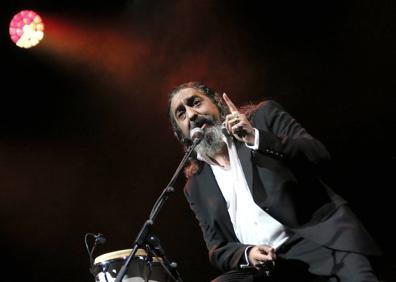 Imagen secundaria 1 - Varios momentos del concierto.