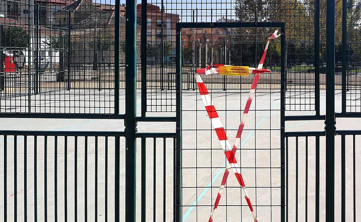Cierre de los espacios deportivos de los parques de Úbeda para evitar contagios