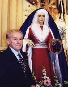 Imagen secundaria 2 - Paco Santacruz en 1997 con Imperio Argentina, durante una actuación y con una de las imágenes que vestía.