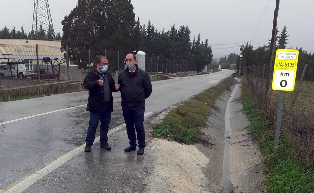 José Castro y Javier Gámez en la carretera JA-5105.
