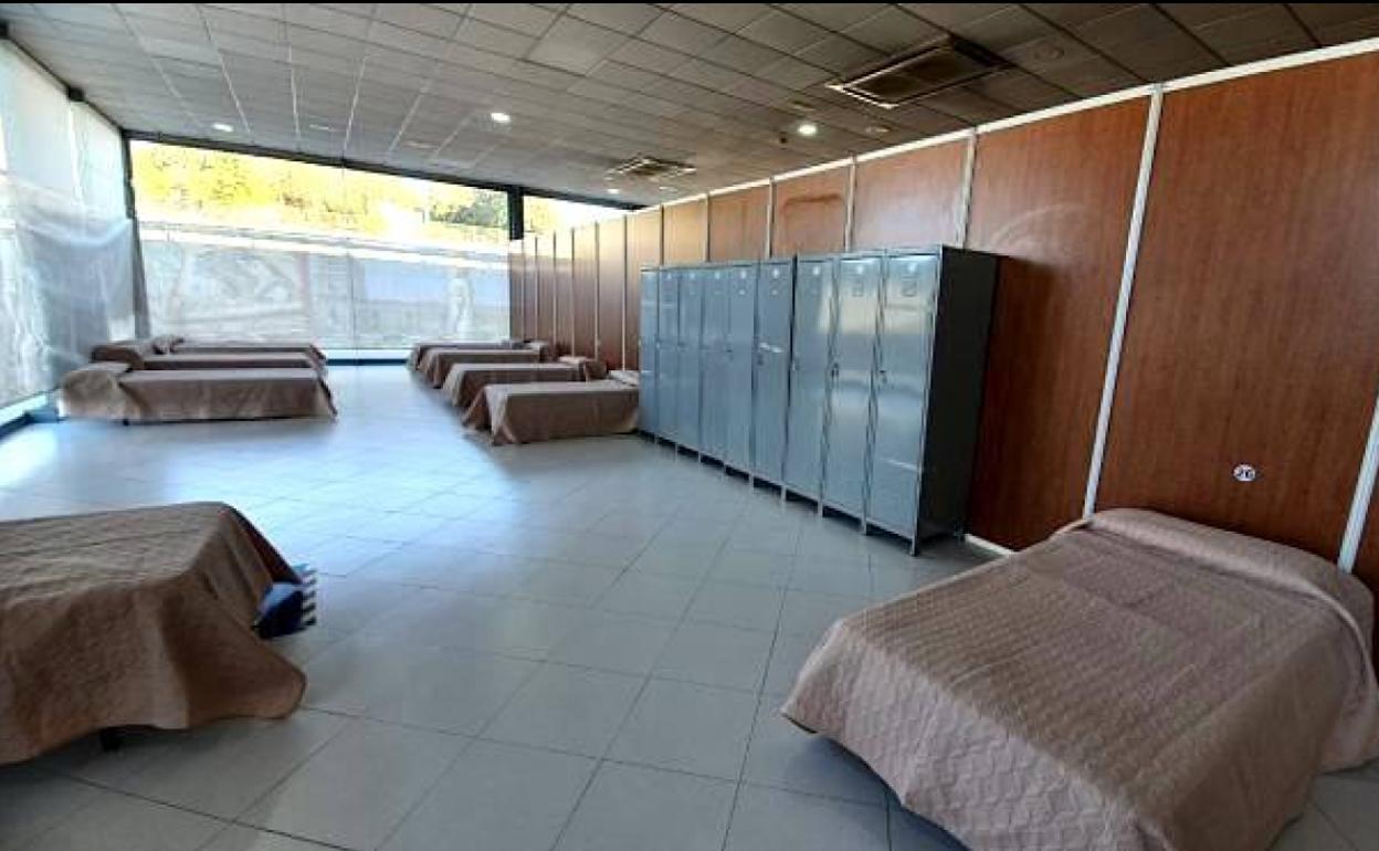 El albergue fue habilitado en un antiguo concesionario de coches.