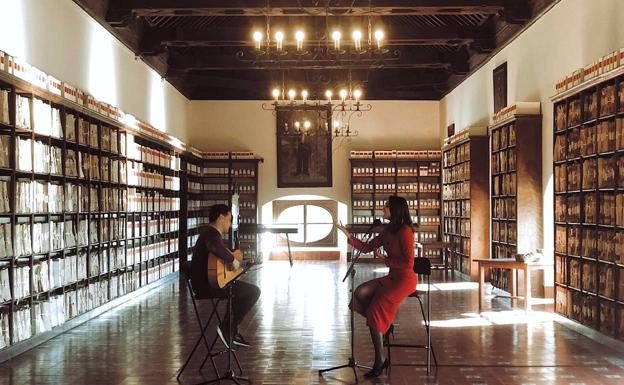 Miguel Ángel Moral y Ana Corbel en el Archivo Histórico Municipal.