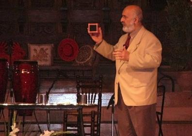 Imagen secundaria 1 - Espadas Salido con su cartel de feria, en una gala benéfica y como actor.