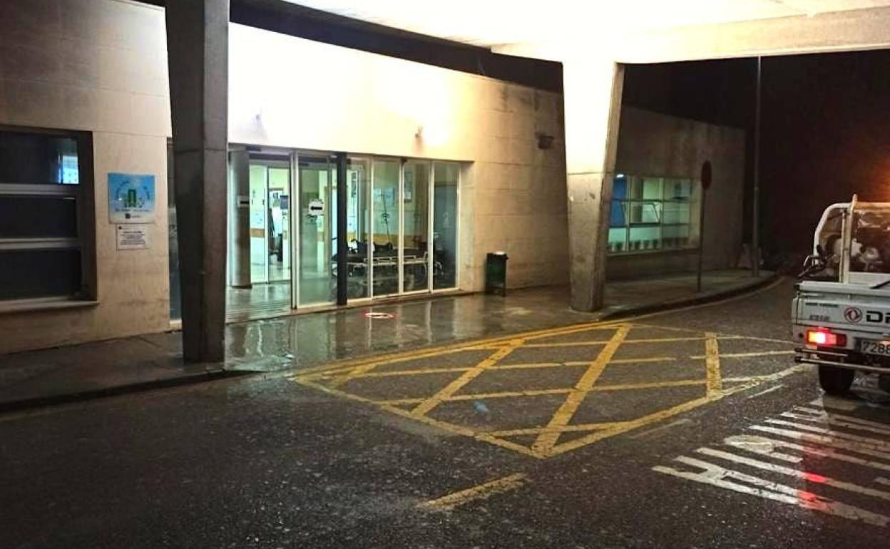 Labores desarrolladas en la puerta de Urgencias.