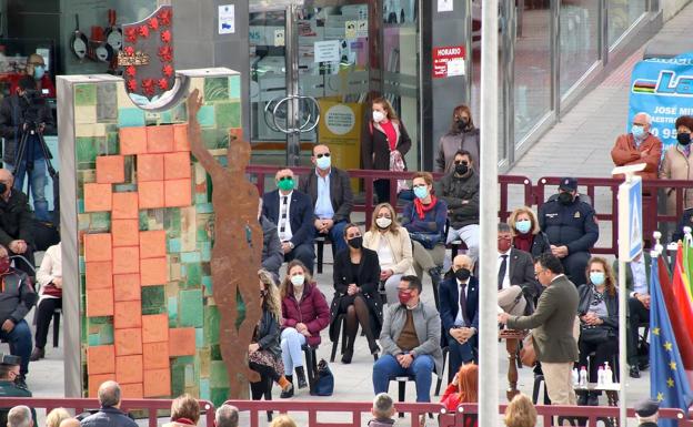 Imagen principal - Imágenes del acto de inauguración y detalles de la obra.