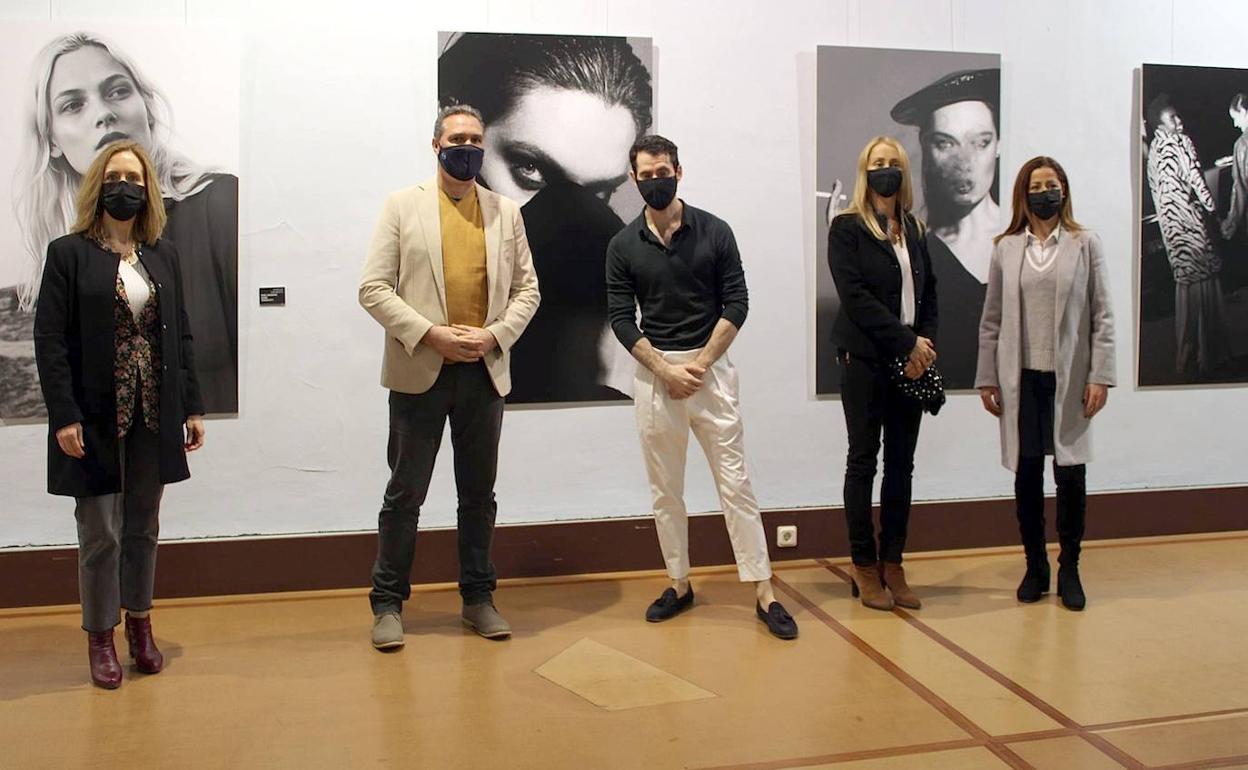 José Beteta aúna fotografía y dibujo a carbón en el Hospital de Santiago