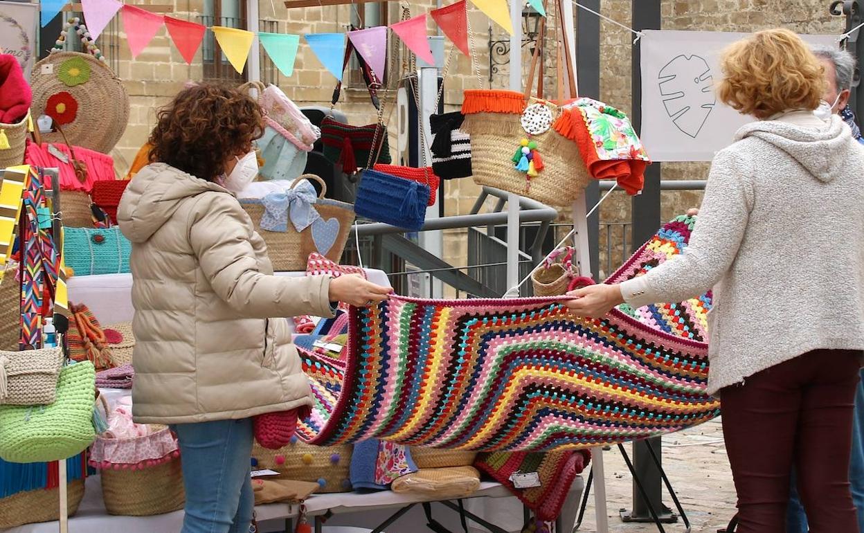 Buen ambiente en el mercado de artesanía y diseño de la plaza de Andalucía