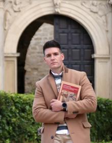 Imagen secundaria 2 - El libro será presentado el 26 de marzo, Viernes de Dolores, a las ocho de la tarde en el Hospital de Santiago.