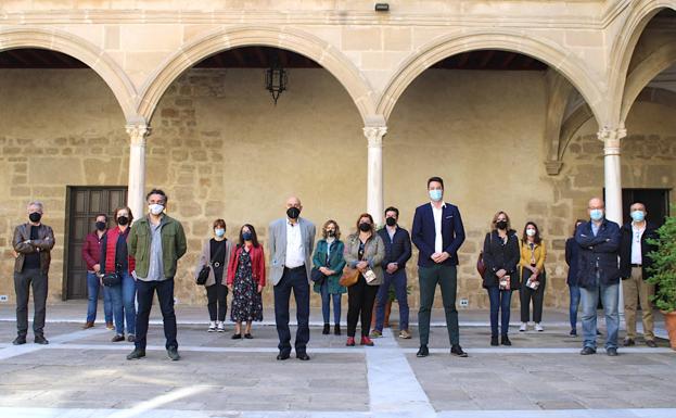 Foto de familia con los artesanos.