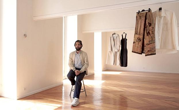 Moisés Nieto hablando de su nueva colección.