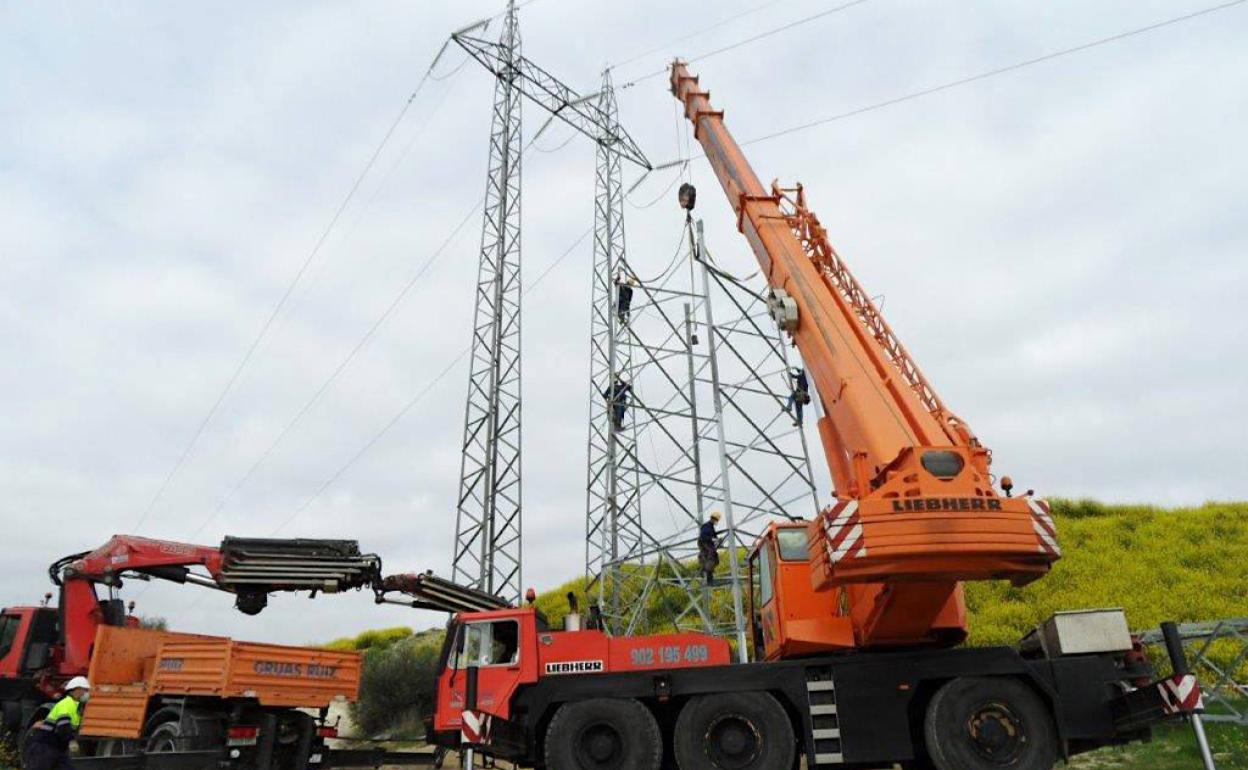 Endesa sustituye 18 torres de alta tensión en Úbeda para favorecer las obras de la A-32