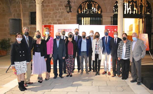 Imagen principal - Miembros de Amigos de la Música, un asistente consultando el programa y un momento del acto.