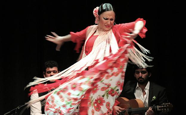 Imagen principal - Varios momentos del espectáculo de la Escuela Municipal de Danza.