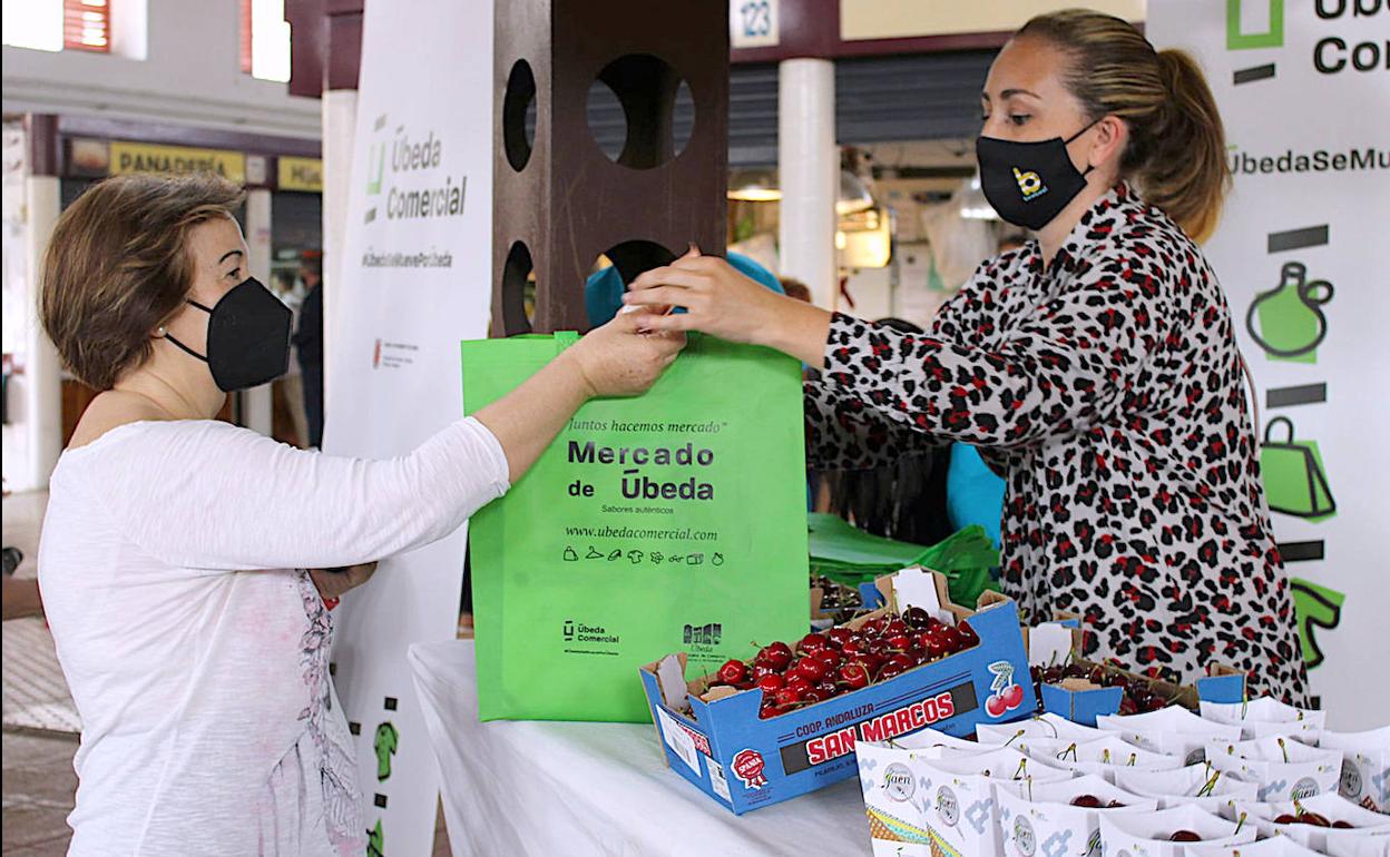 Promoción de la cereza de Torres en el Mercado de Abastos gracias a Degusta Jaén