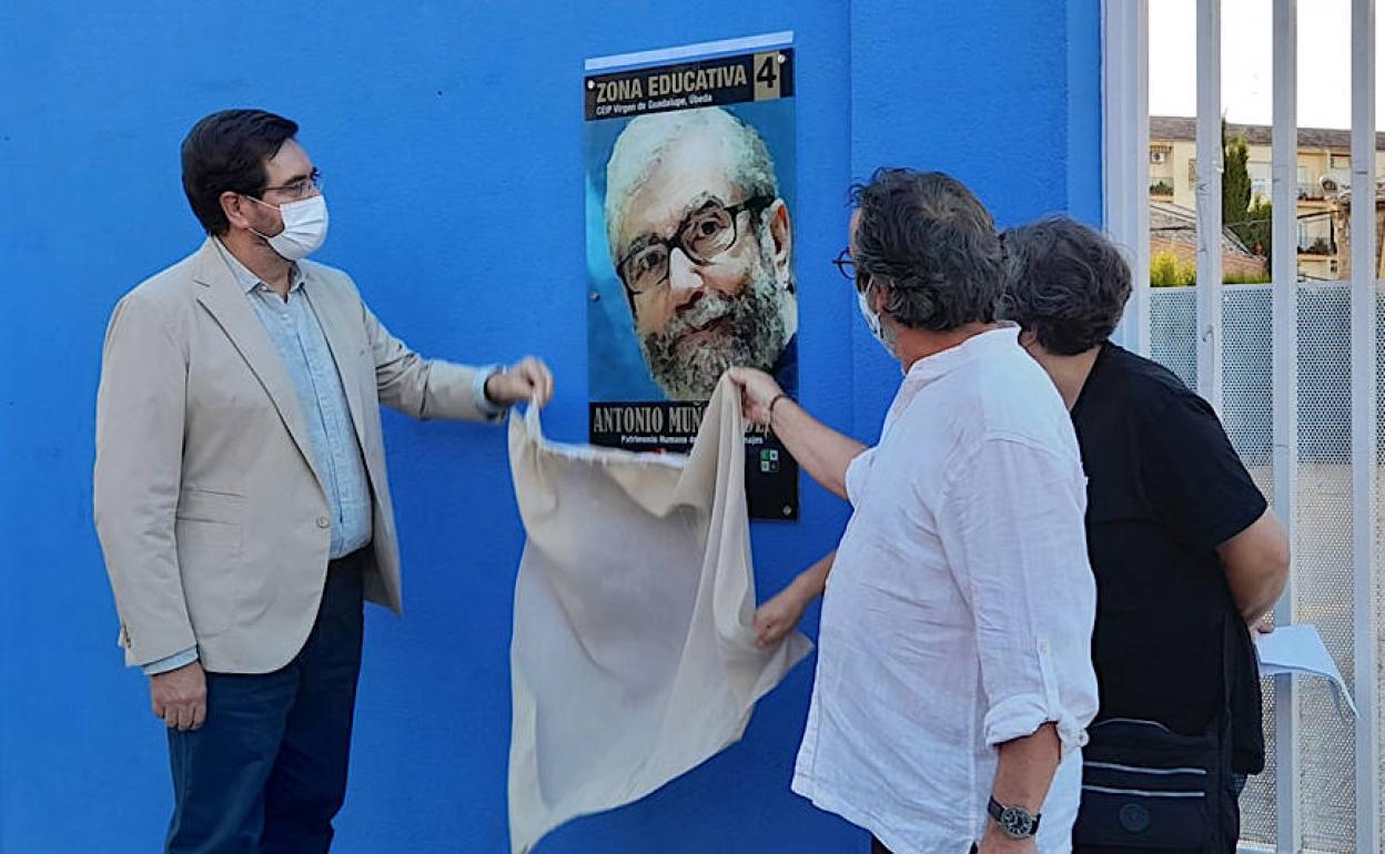 Descubrimiento de la placa dedicada a Antonio Muñoz Molina.
