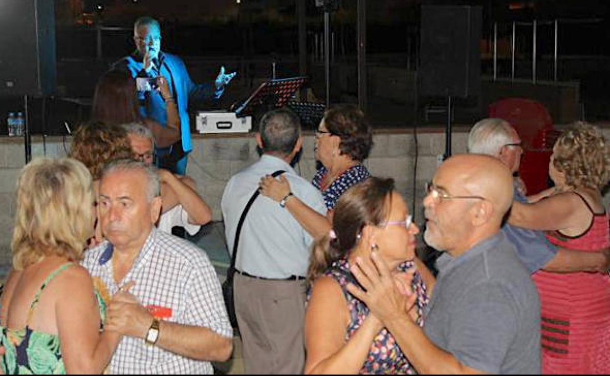 Vuelven las veladas nocturnas para mayores en el complejo de piscinas, pero sin baile