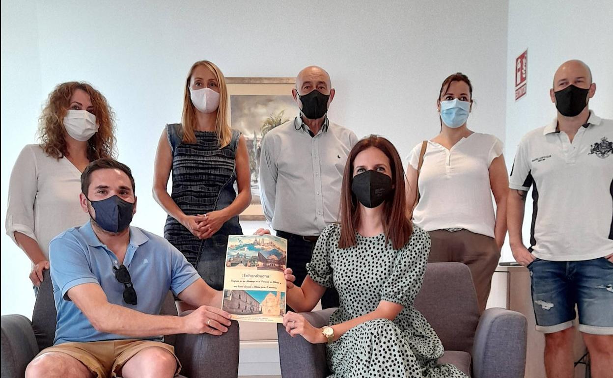 Los ganadores junto a representantes de las agencias y el Ayuntamiento.