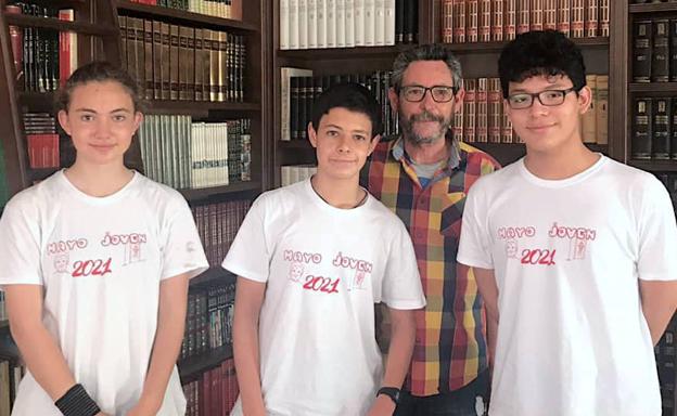 José María Díaz junto a los alumnos galardonados por Ciencia en Acción.