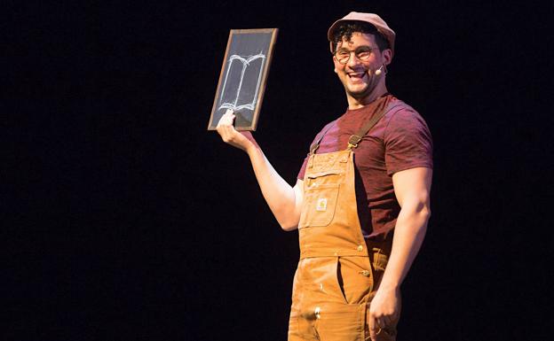 Imagen principal - El ubetense en plena actuación en el concurso (1), en Las Vegas junto a la actrizAlyson Hannigan (2) y en la portada de la revista Vanish (3).