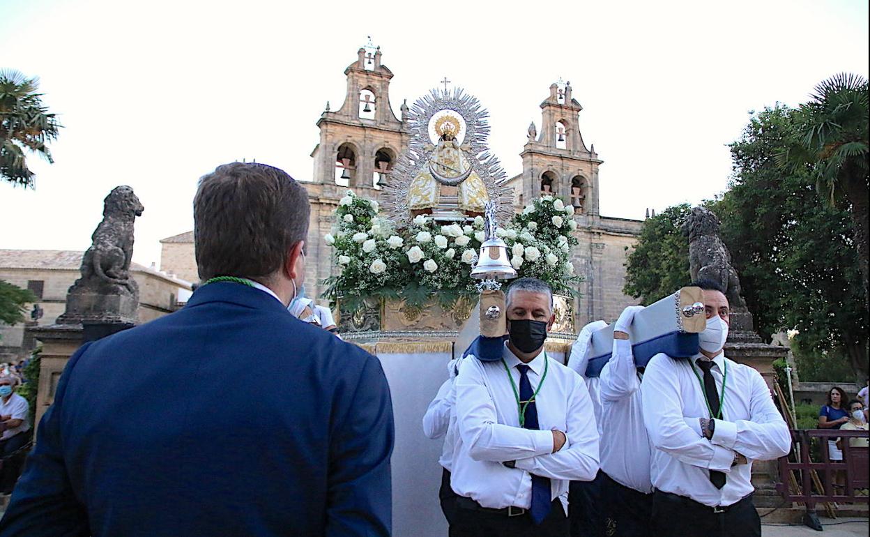 La patrona ante Santa María.