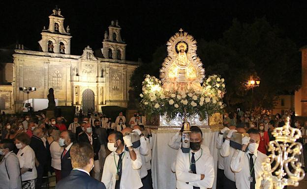 Imagen principal - Varios momentos del acto y el traslado.