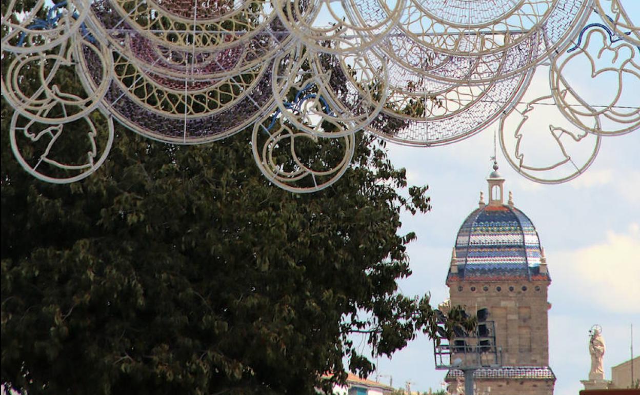 Las luces ya están colocadas en el recinto ferial.