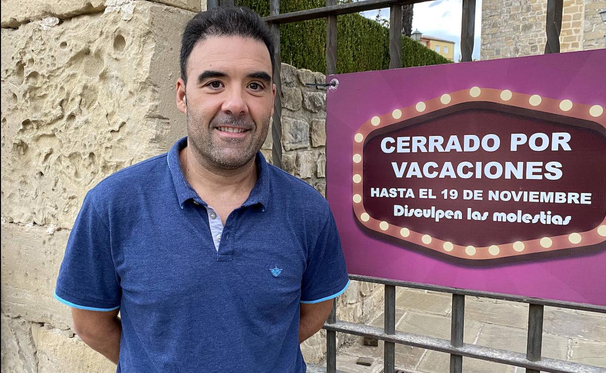 Santiago Hernández ante la puerta de los jardines.