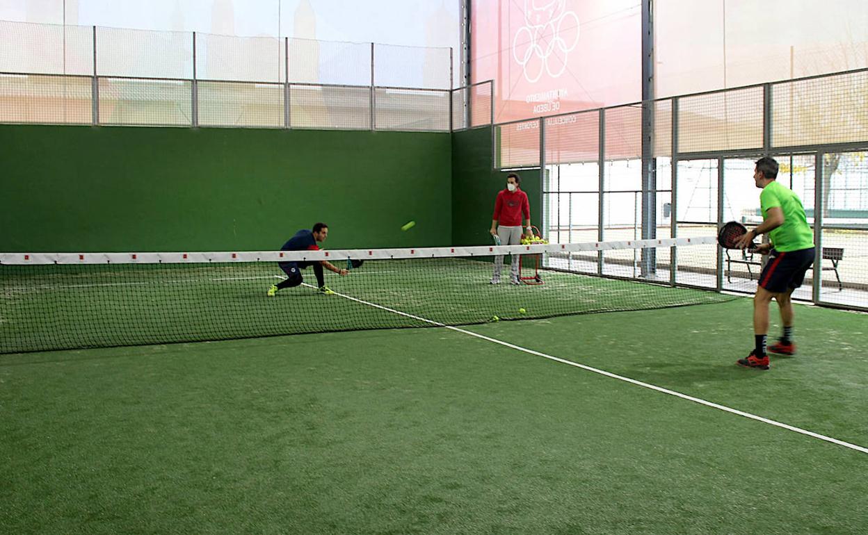 Una de las pistas de pádel remodeladas.