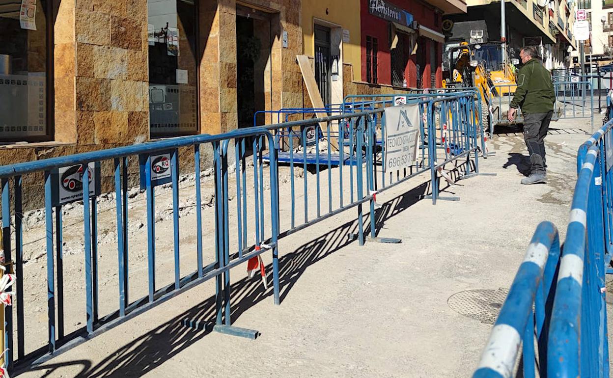 Sustitución y mejora del acerado en parte de la avenida de la Constitución