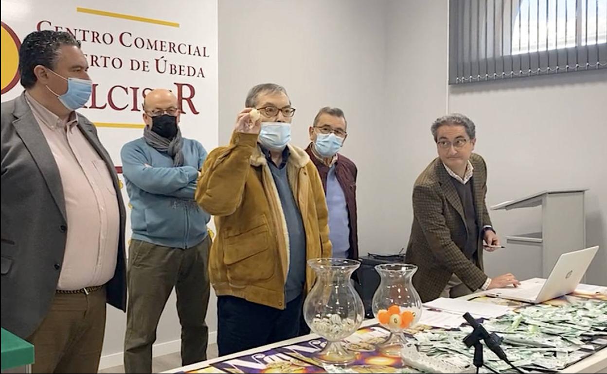 Momento del sorteo ante notario.