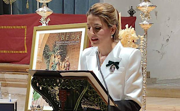 Imagen principal - María Jesús Molina Hurtado durante su presentación y Gabriel Sánchez Bellón recogiendo el premio y dirigiéndose a los presentes.