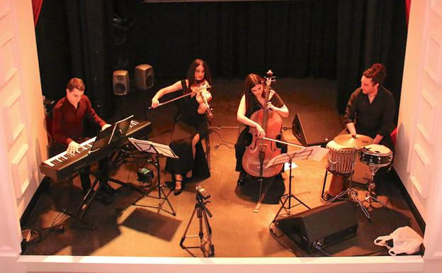 Actuación de Happy Strings.