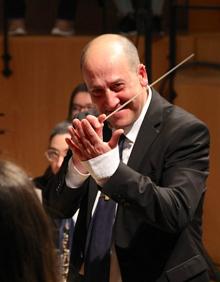 Imagen secundaria 2 - Música y humor se dieron la mano durante el 'des-concierto'.