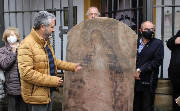 Imagen principal - La pintura que será restaurada, cerrojo de la nueva reja y bendición de la capilla.