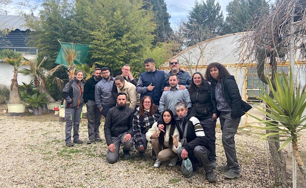 Siete personas con diversidad funcional participan en un taller de jardinería
