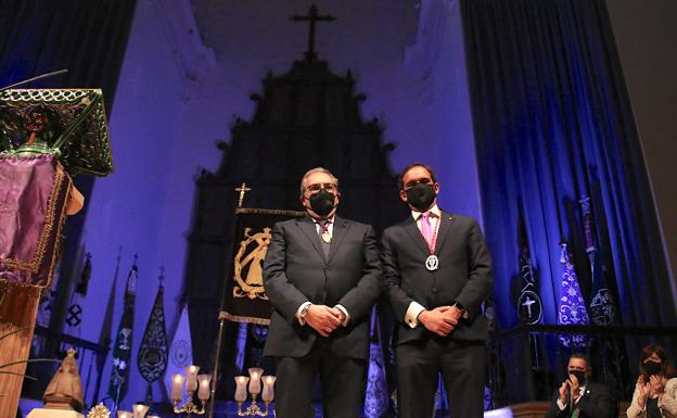 Imagen principal - Felipe Torres tras recibir la Medalla de Oro de la Unión, Alfonso Moreno durante su presentación y un detalle del escenario.