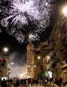 Imagen secundaria 2 - María Santísima del Amor tras su banda, salida de la procesión y fuegos artificiales.