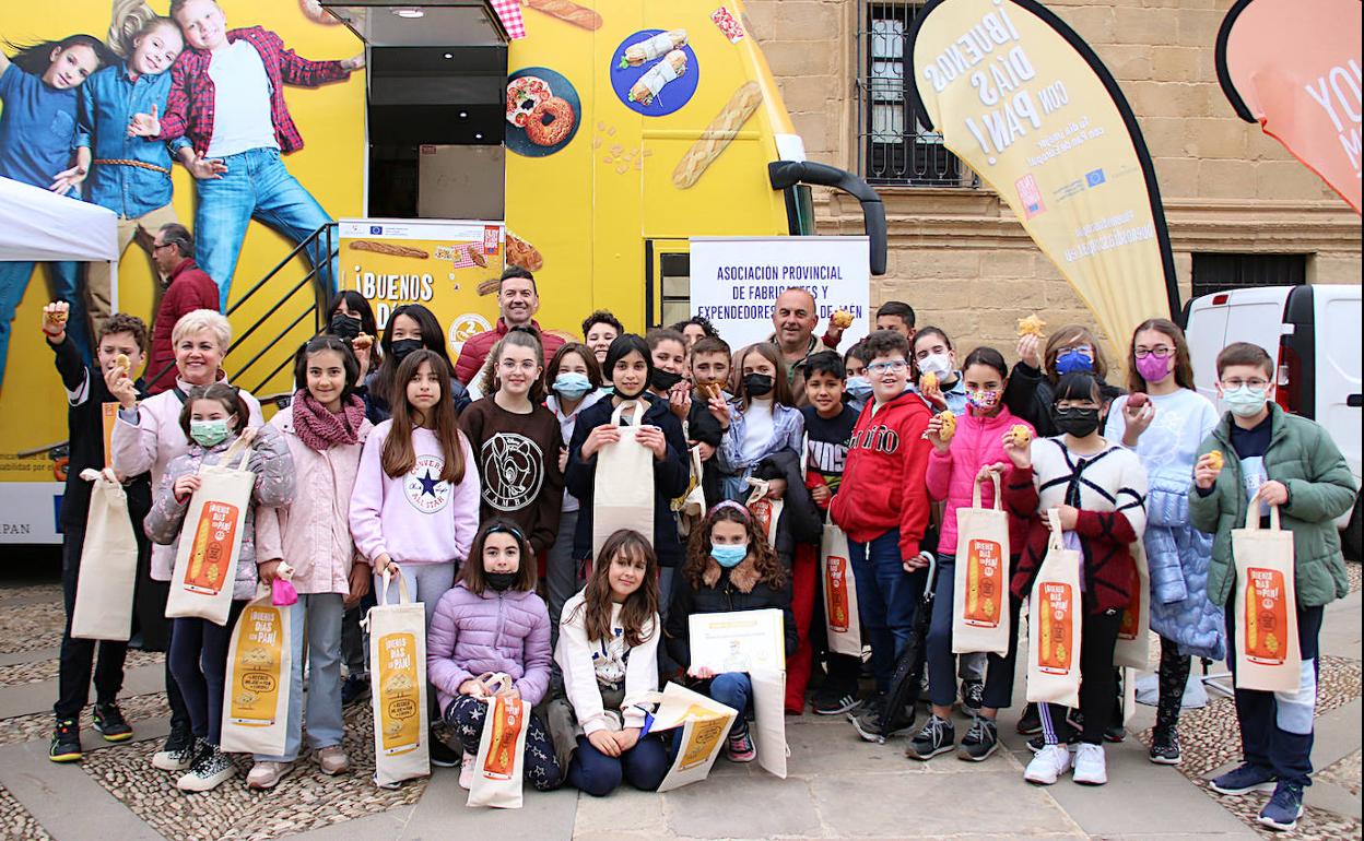 El Capitán Pantástico pasó por Úbeda para reactivar el consumo de pan entre los más pequeños