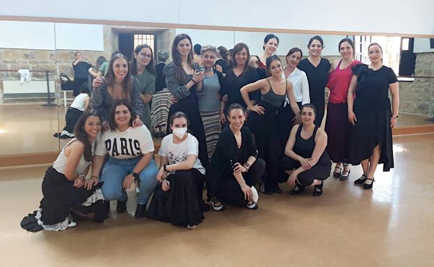 Imagen principal - Clase con Macarena Ramírez, presentación del poemario y 'Flamenco entre fogones'.