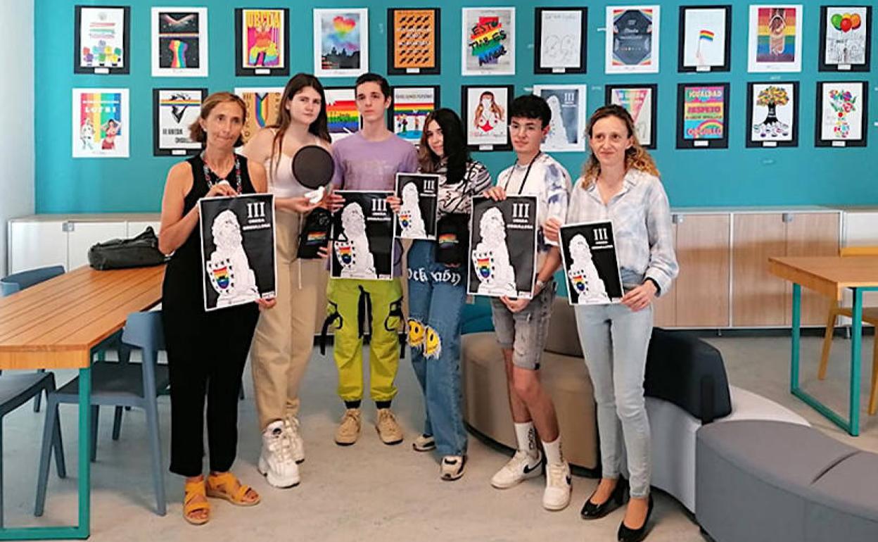 Exposición de trabajos del concurso para elegir el cartel anunciador de la Semana del Orgullo LGTBI