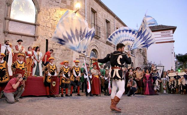 Imagen principal - Distintos momentos de la jornada inaugural de ayer.