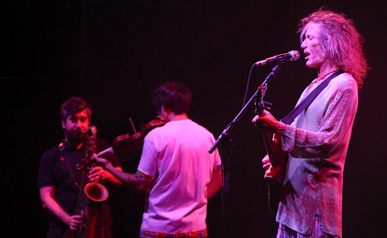 Robe ofreció un cuidado concierto pensado para disfrutar del momento