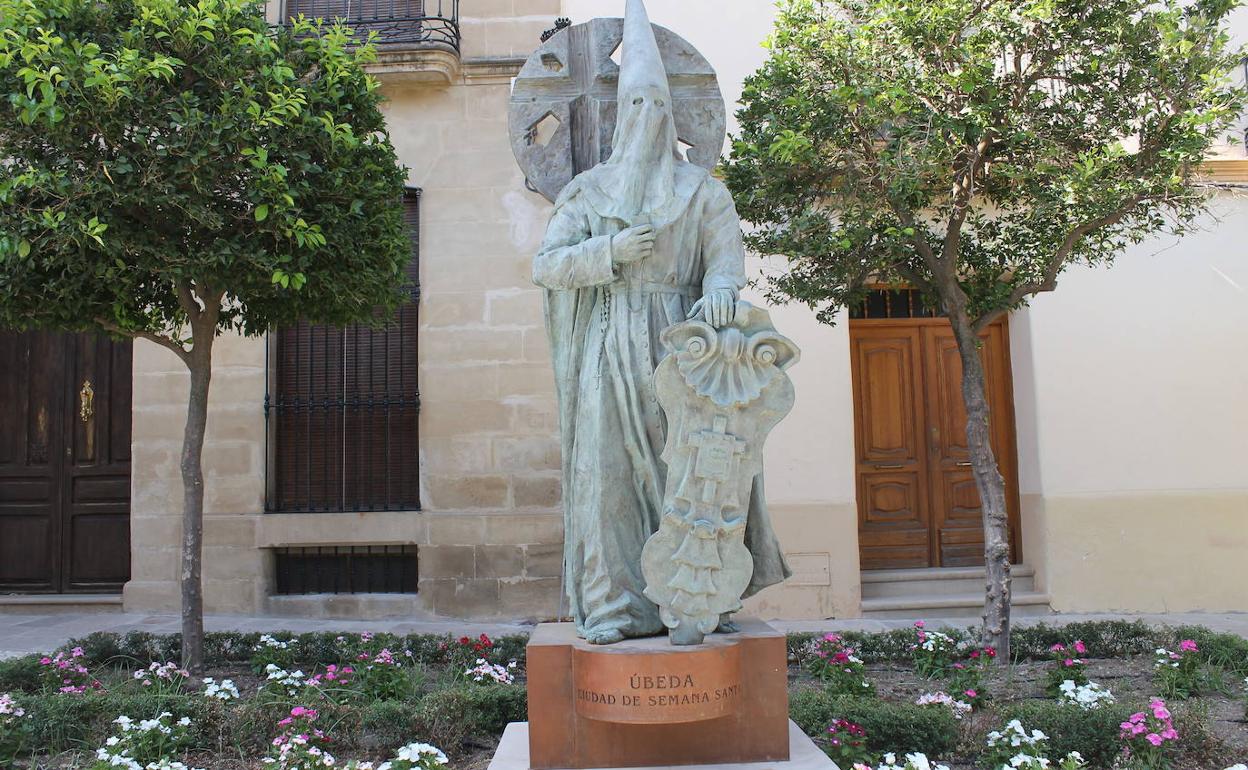 Cambio de ornamentación floral en el homenaje a la Semana Santa