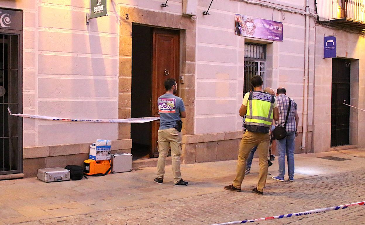 Agentes policiales en el lugar de los hechos.