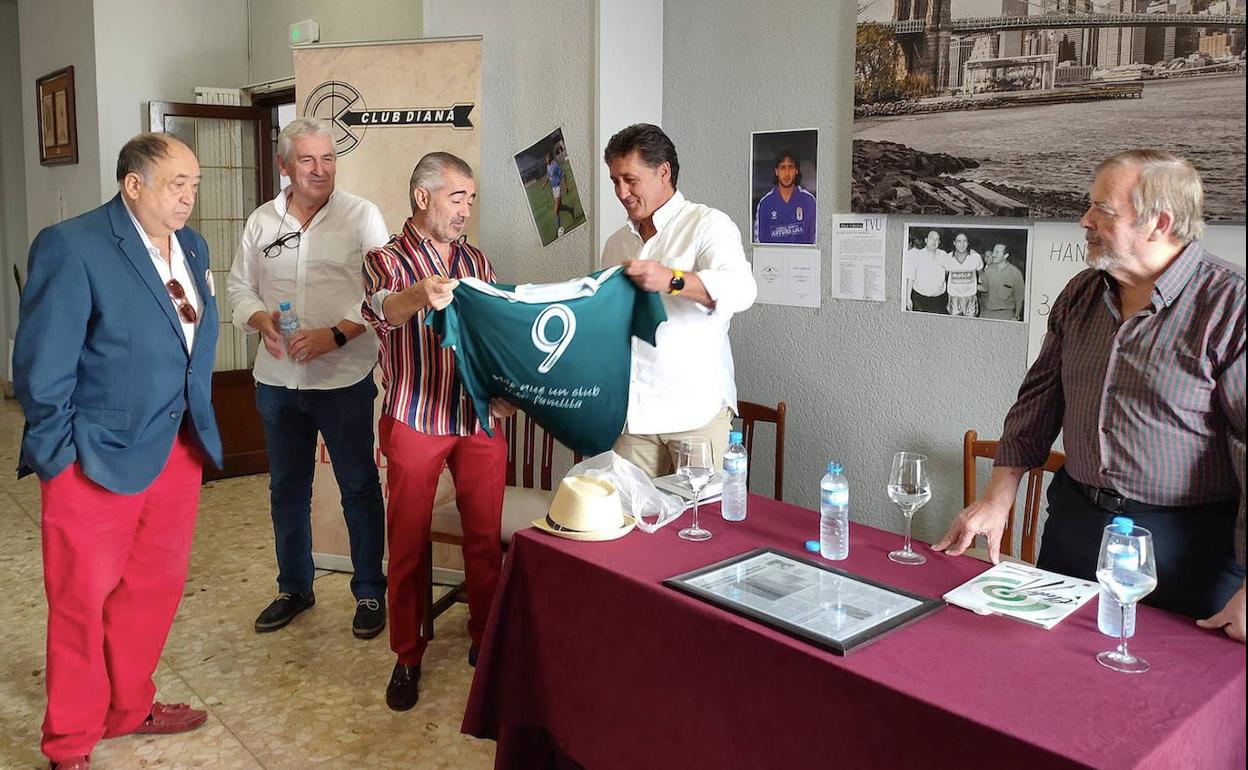 El Club Diana homenajeó al futbolista ubetense Carlos Muñoz