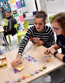 Imagen secundaria 2 - Actuación de María Peláe, representación de Yllana y juegos de mesa en La Central.